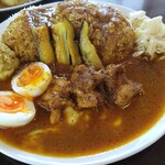 スパイスカレー ガンダーラ - 特盛り〜奥のご飯は二盛り