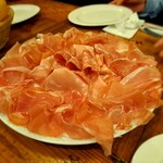 ピッツェリア パーレンテッシ - ⚫名物タマニーニスライサーで擦る極薄生ハムとサラミの盛り合わせ（2人前）