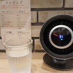 麺屋味方 - 水はセルフ。暑さ対策で右側のファンが置かれています。スゴイ！トッピング内容は新橋と変わらず？