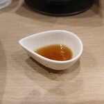 麺屋味方 - 新橋はステンレスのミルクピッチャーで提供されるごま油は、蒲田だとこんな器で提供。