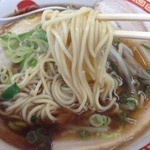 第一旭 - デラックスラーメン特製しょうゆ味（750円）麺リフト