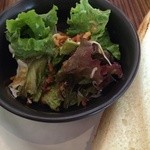 讃岐屋 - 和風ドレッシングが美味しいグリーンサラダとバケット