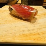 鮓 きずな - カツオ(中にカラシを忍ばせており絶品です)