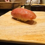 鮓 きずな - トロ(絶品)(シャリの温度を他のネタより温かくしており、口の中でトロの脂が程よく溶けてとても美味しいです。)