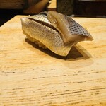 鮓 きずな - コハダ(絶品)(水分の量を保ちつつ素材の雑味を取り旨みだけ残しており、これだけ美味しいコハダはなかなか食べれないと思います)