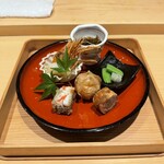 湘南沖地蟹専門店ふじ月 - 八寸　牡丹海老朧昆布巻き/蟹棒鮨/牛肉八幡巻き/酸漿トマト/沖縄県産もずくの酢の物/スナップエンドウのお浸し