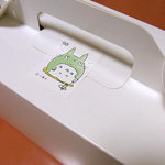 白髭のシュークリーム工房 - パッケージ。シールもトトロ。