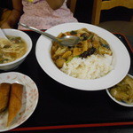 海南記 - 週替り500円定食より、中華丼。スープ、ザーサイ、春巻き付き