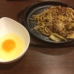からし - 料理写真:カレー焼きソバ、玉子ですき焼き風に
