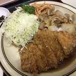 キッチン 南国 - 「C しやうが燒き・チキンカツ」（980圓）のメイン。