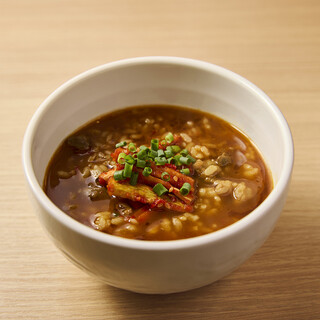 〆にピッタリ！「特製カレーおじや」とお酒のすすむ一品料理