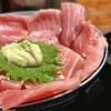 駄菓子屋 - メガ盛り鮪丼　ツヤと色が素晴らしい