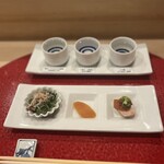 307109281 - 酒肴盛合せ:左から、水菜ときのこの出汁びたし、自家製カラスミ、あん肝のポン酢ジュレかけ