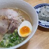 라멘야 룻키 - ラーメン【並】セット(税込1,000円)《セルフ支払方式》
                ①ラーメン【並】《豚骨醤油ラーメン》
                ②おむすび【1個】
                お米の炊き上がりが軟らかく、お米がくっついてダマになっていました