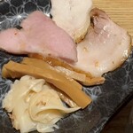 麺屋 周郷 - 脂身のある焼豚はトロトロ