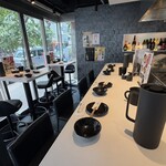 俺の天ぷらバル - 店内　カウンター席とテーブル席