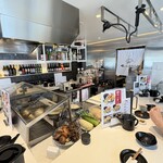 俺の天ぷらバル - 店内　オープンキッチン､カウンター席