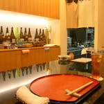 東條 - 琴の音が心地よく流れるカウンター席は落ち着き、気分よく食事が楽しめる。