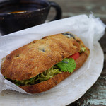 プラウマンズ ランチ ベーカリー - 朝のサンド、チキンとバジル