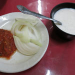 マディナ カリー レストラン ハラールフーズ - 辛味ソース・生玉葱・ライタ