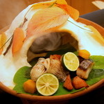 東條 - 塩釜：鰆の西京焼き、しず塩焼き、栗甘露煮、芋に酢橘をかけながらいただきます。