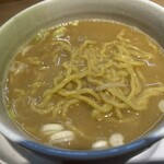 味噌らーめん ことぶき - 中太ちぢれ麺はカタメの茹であがり。
