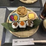 おにぎりがスキすぎて。 - おにぎり(小)3つ、唐揚げ、出汁巻き、お漬物、味噌汁
