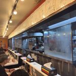 蒙古タンメン中本 - 店内と厨房の様子