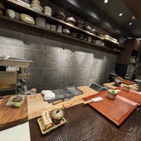 りょうり屋 くどう - カウンター席5とテーブル席があります。