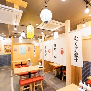 昭和感溢れるノスタルジックな店内は、様々なシーンに対応