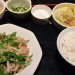 春東秀里 - チンジャオロース。ご飯は左ね