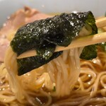 中華そば 幸楽 - 海苔を巻いて