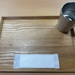 中華そば 幸楽 - お盆に紙おしぼり＆お冷