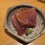 すしやのたい悟 - めじ鮪の藁焼き