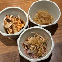 桃仙閣 東京 - 前菜三種盛り 1,980円(よだれ鶏　キハダのお造り　海月の冷菜)