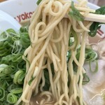 ラーメン横綱 - 麺は中細ストレート。