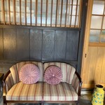 いにしあんど - 玄関の土間にソファー　靴の脱ぎ履きに便利でした