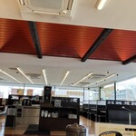 ラーメン横綱 - テーブル席。店内は広い。