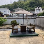 いにしあんど - お庭で喫煙される方用かな、灰皿がありました