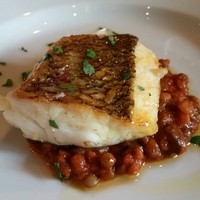 カシータ - 真鯛のポワレ。敷いてあるのがレンズ豆の煮込み。