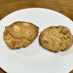 スコーンと焼き菓子のお店 グーテ - 右、アールグレイ紅茶　ふわっと紅茶の香りの上品なお味です
      左、アーモンドバター　生地の上に、生乳のみのフレッシュバターを使った無添加の自家製アーモンドバター❗️幸せな美味しさ♡