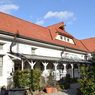 赤い瓦屋根が目印。大正12年築の歴史的建物を活用した当店