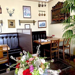 記念日や会食にも最適。落ち着いた雰囲気のアンティークな空間