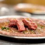 ツラとキモ 炭火焼肉 いわしげ - ツラミ塩焼きと特上タン