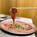 ツラとキモ 炭火焼肉 いわしげ - ツラミ炙り刺しリフト