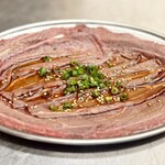 ツラとキモ 炭火焼肉 いわしげ - ツラミ炙り刺し