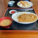 ひがし食堂 - カツカレー。定食屋さんではこの味噌汁付きってのも嬉しいんですよね
