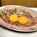 ツラとキモ 炭火焼肉 いわしげ - ツラミ炙りユッケ