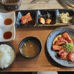 肉の青木商店 - 中落ちカルビランチの配膳