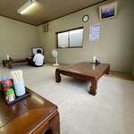 ひがし食堂 - 小上がりではなく座敷ですね。なんかこの空間に微妙に記憶が残っている、、